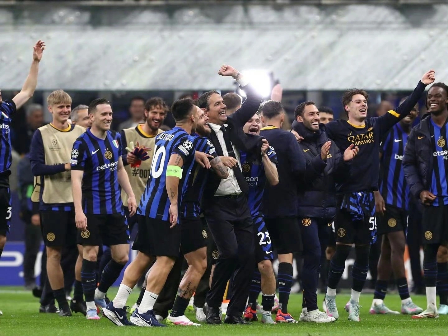 窗口期突围战来临，巴塞罗那围绕欧超杯再遭质疑，更衣室稳定，训练强度明显提升的简单介绍-开云官网APP